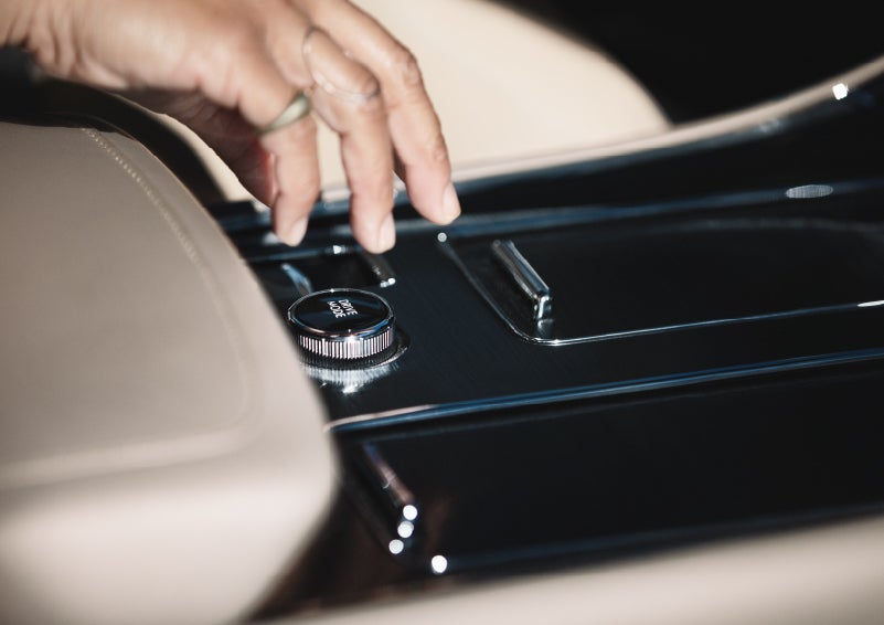 A hand reaching for the Lincoln Drive Modes knob of a 2024 Lincoln Aviator® SUV | Angela Krause Lincoln of Alpharetta in Alpharetta GA